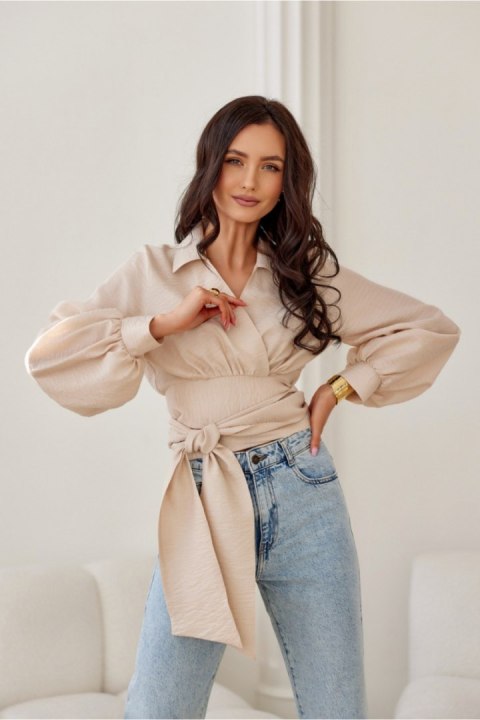 Bluzka damska Model Bella BEZ BLU0205 Beige - Roco Fashion Bluzka damska Model Bella BEZ BLU0205 Beige - Roco Fashion