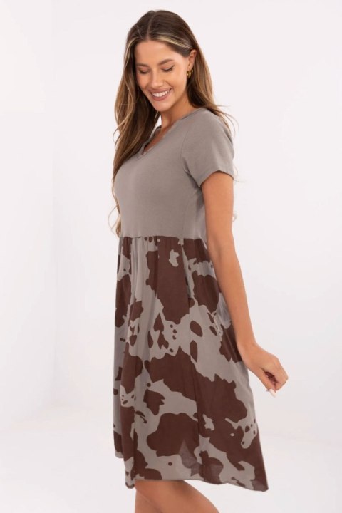 Sukienka Model DHJ-SK-253701.80 Dark Beige - Italy Moda Sukienka Model DHJ-SK-253701.80 Dark Beige - Italy Moda
