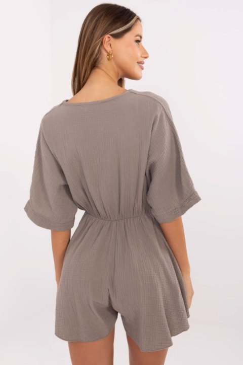 Kombinezon damski muślinowy kopertowy krótki Model MI-KO-129150.93 ciemny beżowy dark beige Kombinezon damski muślinowy kopertowy krótki Model MI-KO-129150.93 ciemny beżowy dark beige