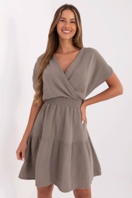 Sukienka damska muślinowa kopertowa Model MI-SK-92160.00 ciemny beżowy dark beige