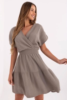 Sukienka damska muślinowa kopertowa Model MI-SK-92160.00 ciemny beżowy dark beige