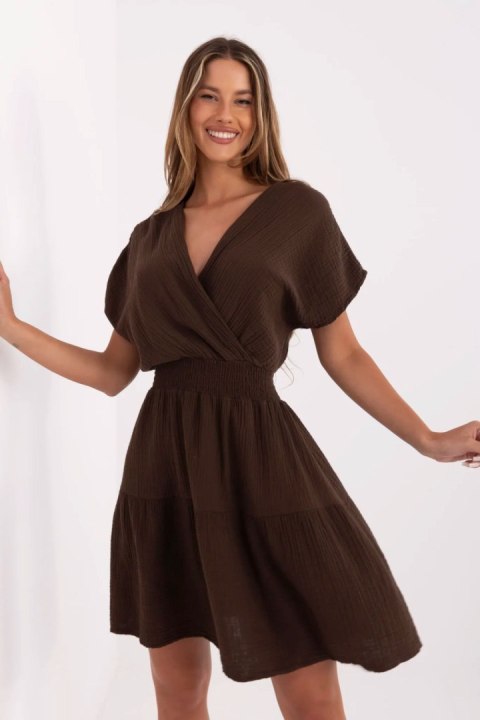 Sukienka damska muślinowa kopertowa Model MI-SK-92160.00 ciemny brązowy dark brown - Italy Moda Sukienka damska muślinowa kopertowa Model MI-SK-92160.00 ciemny brązowy dark brown - Italy Moda