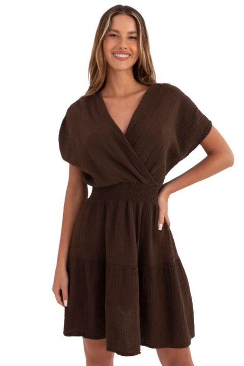 Sukienka damska muślinowa kopertowa Model MI-SK-92160.00 ciemny brązowy dark brown - Italy Moda Sukienka damska muślinowa kopertowa Model MI-SK-92160.00 ciemny brązowy dark brown - Italy Moda