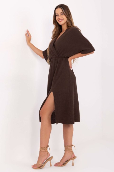 Sukienka damska muślinowa Model MI-SK-121008.84 Dark Brown - Italy Moda Sukienka damska muślinowa Model MI-SK-121008.84 Dark Brown - Italy Moda
