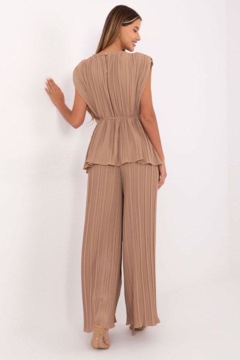 Komplet damski Model MI-KMPL-A2554.69 Camel - Italy Moda Komplet damski Model MI-KMPL-A2554.69 Camel - Italy Moda