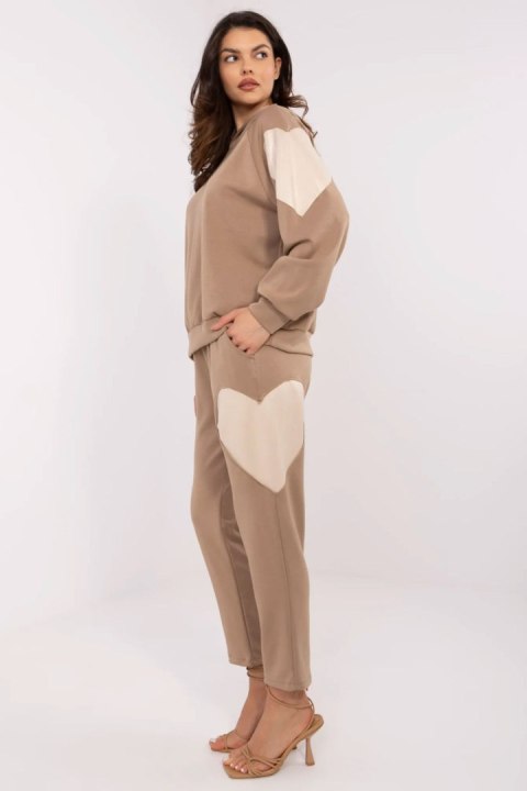 Komplet damski Model MI-KMPL-M6156.98 Light Brown - Italy Moda Komplet damski Model MI-KMPL-M6156.98 Light Brown - Italy Moda