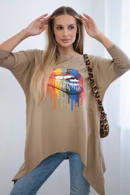 Bluzka oversize z nadrukiem tęczowych ust camelowa  