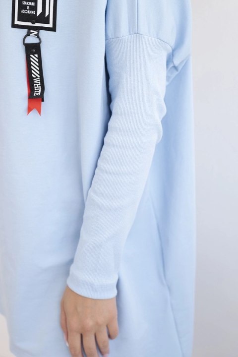 Bluza oversize z asymetrycznymi bokami błękitna Bluza oversize z asymetrycznymi bokami błękitna
