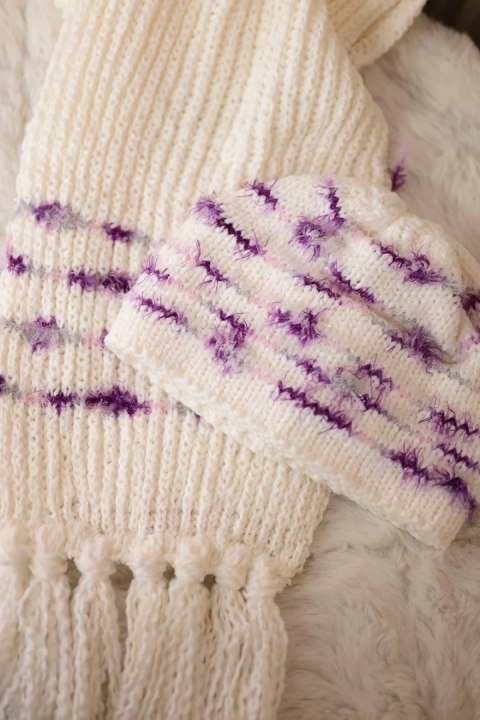 Komplet damski z szalem Anika K304 ecru+fioletowy  