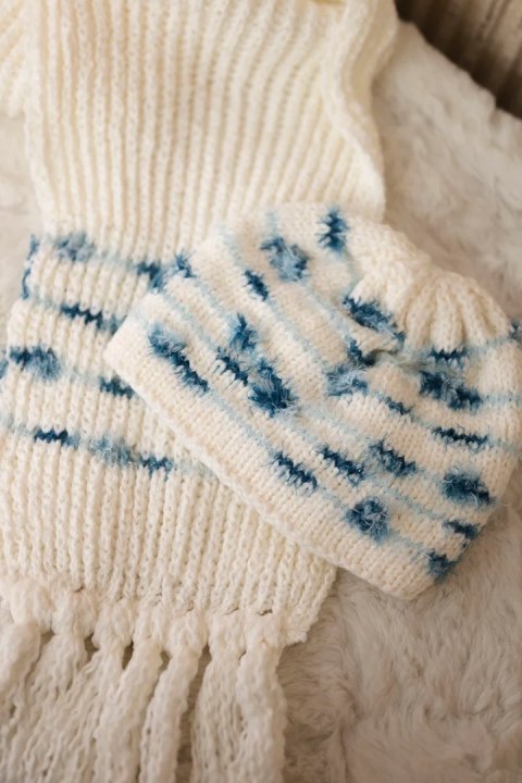 Komplet damski z szalem Anika K304 ecru+jeansowy  