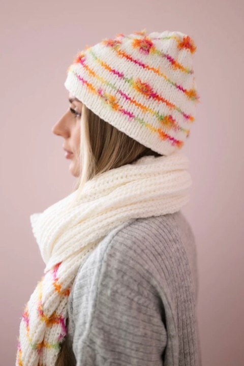 Komplet damski z szalem Anika K304 ecru+pomarańczowy  