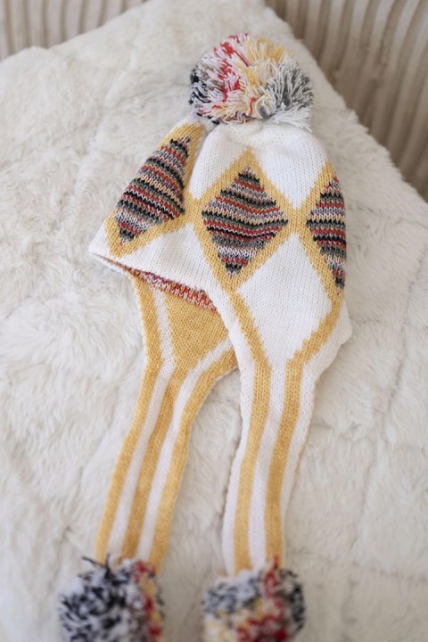 Czapka damska uszatka Eunika K322 biały+żółty  