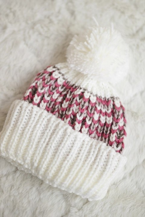 Czapka damska z pomponem Ellen K325 biała  