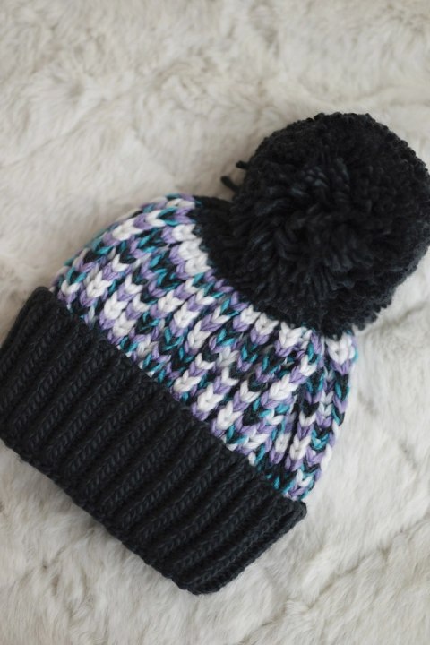 Czapka damska z pomponem Ellen K325 grafitowa  