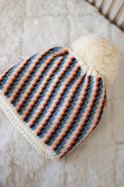 Czapka damska z pomponem Hanna K328 ecru  