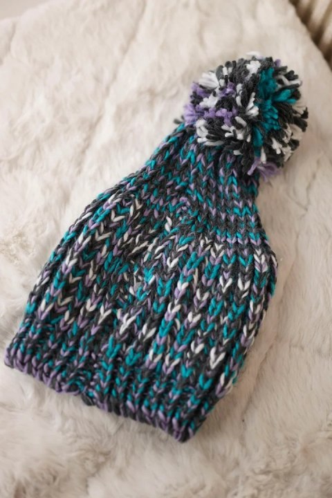 Czapka damska z pomponem Maria K335 turkusowa  