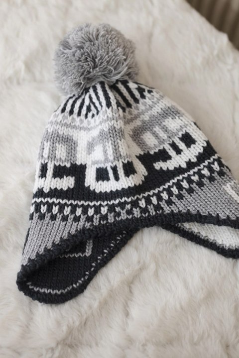 Czapka damska z pomponem Rosa K368 biały+grafitowy+ciemny szary  