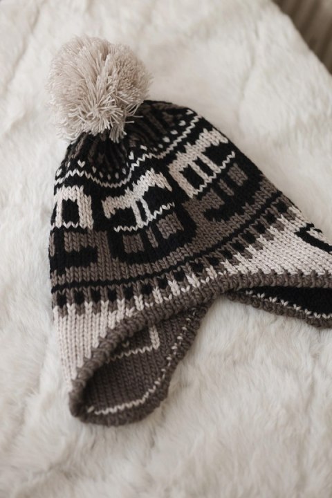 Czapka damska z pomponem Rosa K368 czarny+mocca+beżowy  