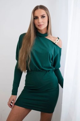 Sukienka z ozdobą na ramieniu ciemno zielona  