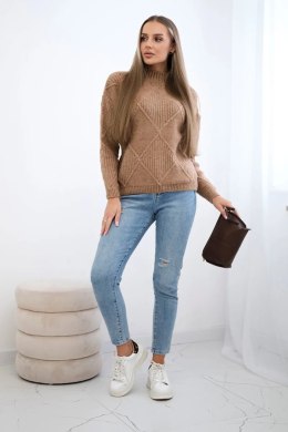 Sweter wkładany przez głowę w romby camelowy  