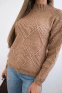 Sweter wkładany przez głowę w romby camelowy  