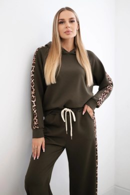 Komplet z wiskozy z lampasami w panterkę khaki  