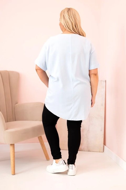 Bluzka damska Plus Size z wiskozy z kwiatowym nadrukiem i napisem niebieska Bluzka damska Plus Size z wiskozy z kwiatowym nadrukiem i napisem niebieska