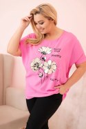 Bluzka damska Plus Size z wiskozy z kwiatowym nadrukiem i napisem różowa  