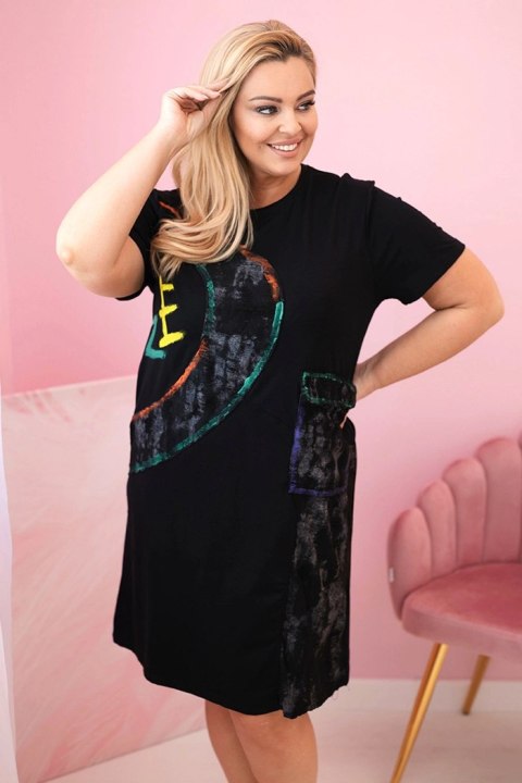 Sukienka damska bawełniana Plus Size z kolorowym nadrukiem i kieszenią czarna Sukienka damska bawełniana Plus Size z kolorowym nadrukiem i kieszenią czarna