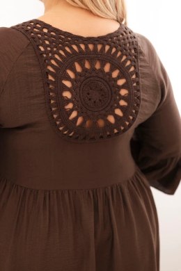 Sukienka damska Plus Size wiskozowa z ażurowym zdobieniem brązowa  