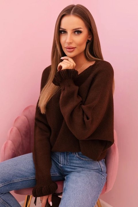 Sweter damski  z moheru z marszczonymi rękawami i wycięciem na plecach brązowy  