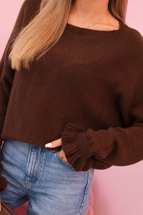 Sweter damski  z moheru z marszczonymi rękawami i wycięciem na plecach brązowy  