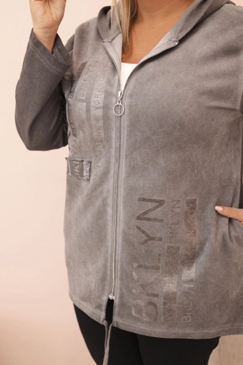 Bluza damska Plus Size dekatyzowana z kapturem i nadrukiem BKLYN grafitowa Bluza damska Plus Size dekatyzowana z kapturem i nadrukiem BKLYN grafitowa