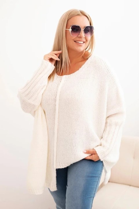 Sweter damski Plus Size z akrylem o luźnym kroju i rękawem 3/4 ecru Sweter damski Plus Size z akrylem o luźnym kroju i rękawem 3/4 ecru