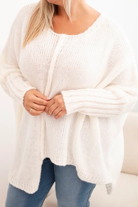 Sweter damski Plus Size z akrylem o luźnym kroju i rękawem 3/4 ecru Sweter damski Plus Size z akrylem o luźnym kroju i rękawem 3/4 ecru
