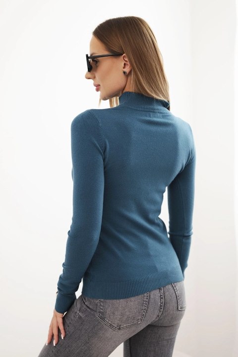 Sweter damski z wiskozy ze stójką i ozdobnymi guzikami na rękawach morski Sweter damski z wiskozy ze stójką i ozdobnymi guzikami na rękawach morski