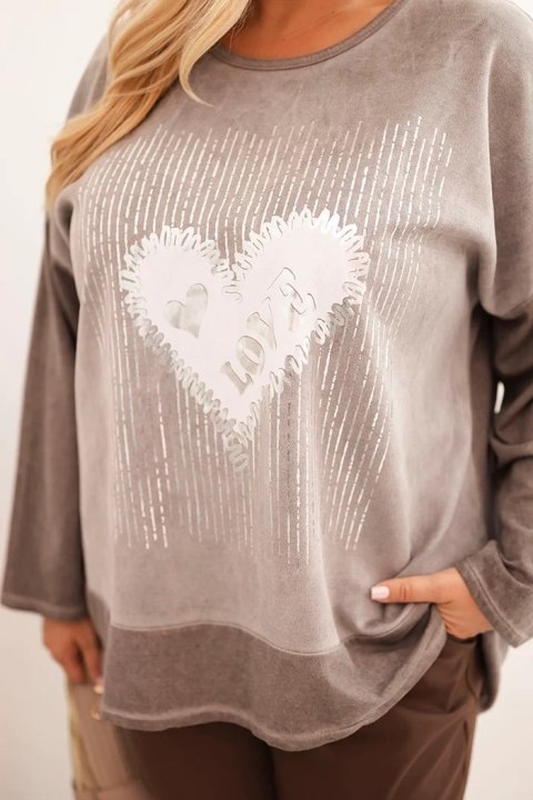 Bluza damska Plus Size bawełniana z nadrukiem serca i troczkami brązowa Bluza damska Plus Size bawełniana z nadrukiem serca i troczkami brązowa