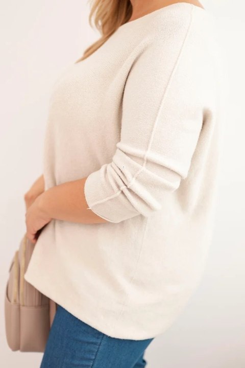 Sweter damski plus size z dekoltem łódką beżowy Sweter damski plus size z dekoltem łódką beżowy
