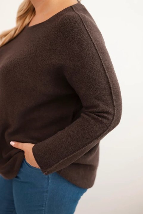 Sweter damski plus size z dekoltem łódką brązowy Sweter damski plus size z dekoltem łódką brązowy