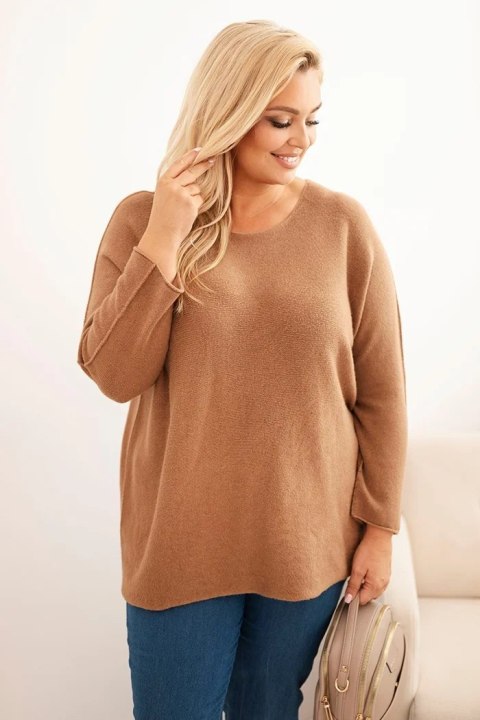 Sweter damski plus size z dekoltem łódką camelowy Sweter damski plus size z dekoltem łódką camelowy