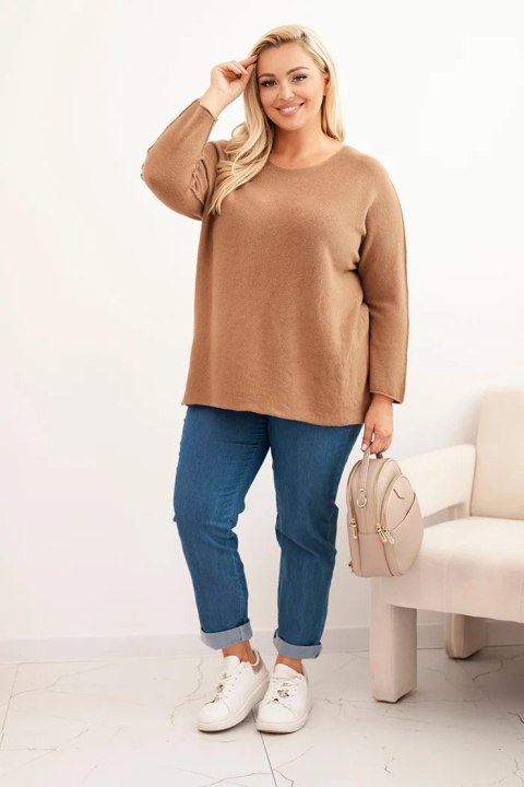 Sweter damski plus size z dekoltem łódką camelowy Sweter damski plus size z dekoltem łódką camelowy