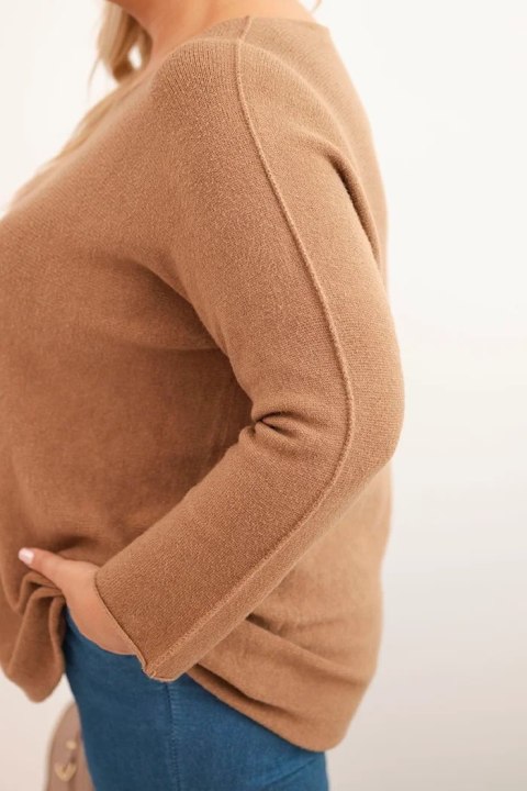Sweter damski plus size z dekoltem łódką camelowy Sweter damski plus size z dekoltem łódką camelowy