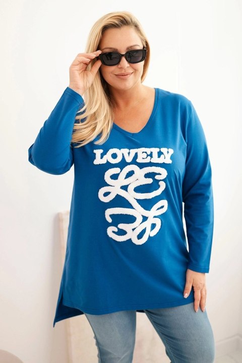 Bluzka damska Plus Size bawełniana z napisem i dekoltem V chabrowa Bluzka damska Plus Size bawełniana z napisem i dekoltem V chabrowa