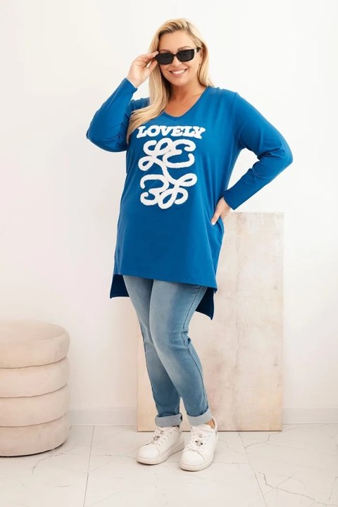 Bluzka damska Plus Size bawełniana z napisem i dekoltem V chabrowa Bluzka damska Plus Size bawełniana z napisem i dekoltem V chabrowa