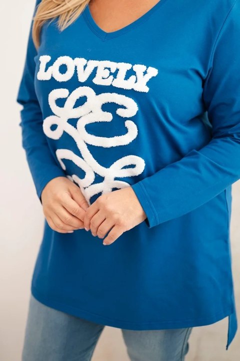Bluzka damska Plus Size bawełniana z napisem i dekoltem V chabrowa Bluzka damska Plus Size bawełniana z napisem i dekoltem V chabrowa
