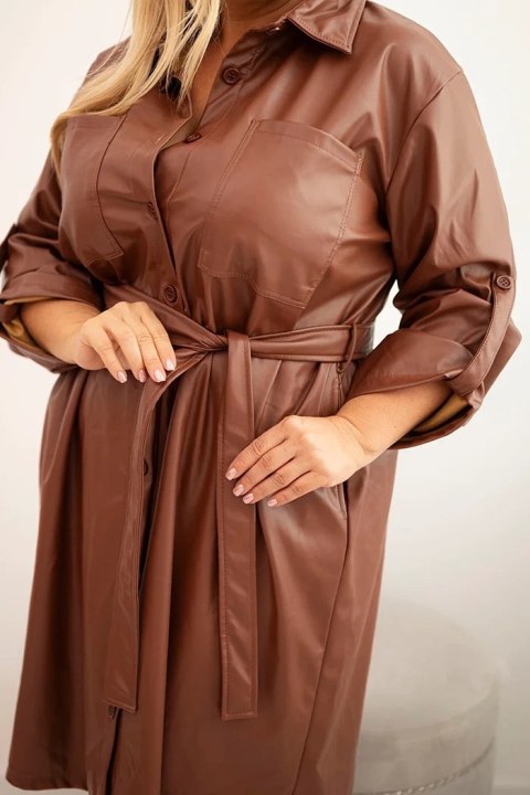 Sukienka damska z eko-skóry Plus Size z paskiem i kołnierzykiem brązowa Sukienka damska z eko-skóry Plus Size z paskiem i kołnierzykiem brązowa