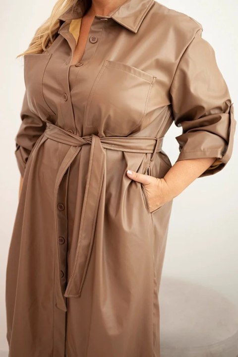 Sukienka damska z eko-skóry Plus Size z paskiem i kołnierzykiem fango Sukienka damska z eko-skóry Plus Size z paskiem i kołnierzykiem fango