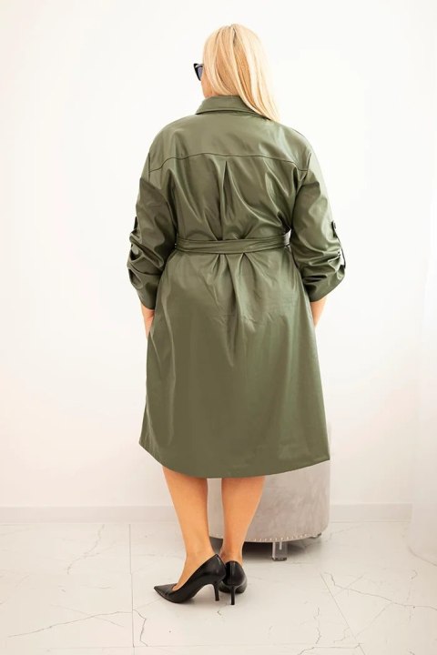 Sukienka damska z eko-skóry Plus Size z paskiem i kołnierzykiem khaki Sukienka damska z eko-skóry Plus Size z paskiem i kołnierzykiem khaki