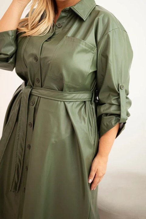 Sukienka damska z eko-skóry Plus Size z paskiem i kołnierzykiem khaki Sukienka damska z eko-skóry Plus Size z paskiem i kołnierzykiem khaki