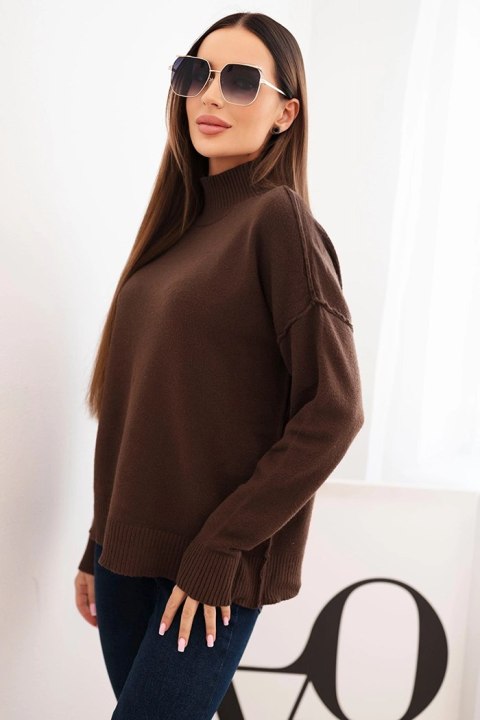 Sweter damski wiskozowy z prążkowanym półgolfem i luźnym fasonem brązowy Sweter damski wiskozowy z prążkowanym półgolfem i luźnym fasonem brązowy